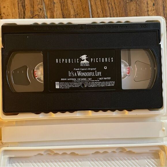 Vintage VHS Frank Capra It’s a Wonderful Life - Picture 5 of 7